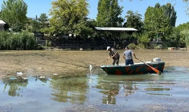Doğa koruma ekipleri çöpleri temizliyor