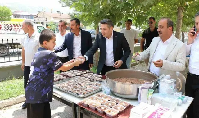 Kaymakam Özçelik, Muharrem ayı dolayısıyla vatandaşlara aşure dağıttı