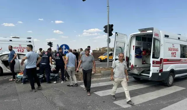 Diyarbakır'da iki otomobil çarpıştı: 1'i kadın 4 yaralı