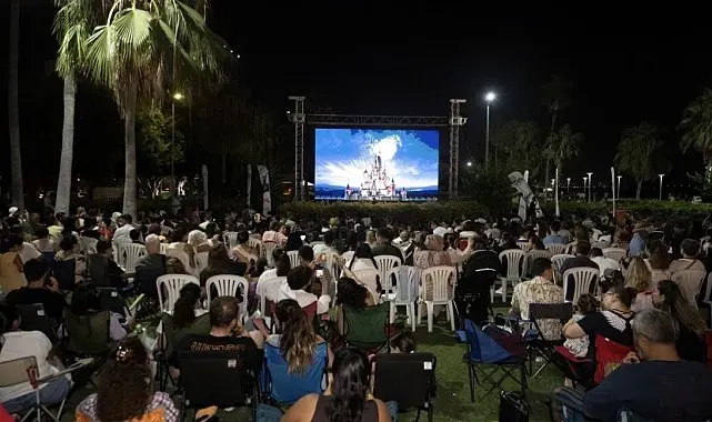 Mersin'de çocuklar yıldızların altında 'Yukarı Bak' filmini izledi