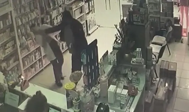Pendik'te stajyer eczacıya tokatlı saldırı kamerada
