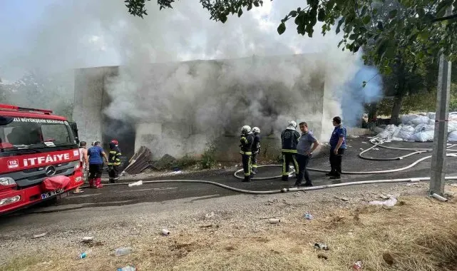 Dokuma atölyesindeki yangın işyerini kullanılamaz hale getirdi