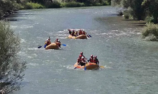 Erzurum'da rafting yarışları nefes kesti: Alabora olan botlar kıyasıya yarıştı