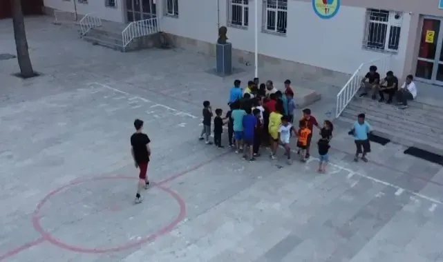 Mahalle bakkalından, Kur'an Kursu öğrencileri ferahlatan davranış