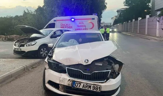 Antalya'da iki otomobil kafa kafaya çarpıştı: 1 yaralı