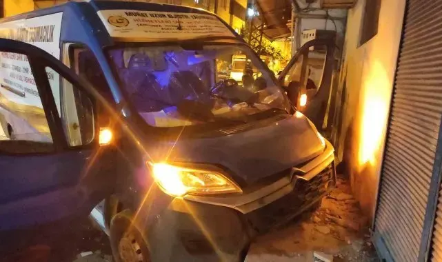 Şanlıurfa'da freni boşalan araç iş yeri önündeki kaldırıma çarptı: 2 yaralı