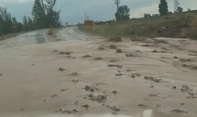 Tokat'ta sağanak yağış hayatı felç etti
