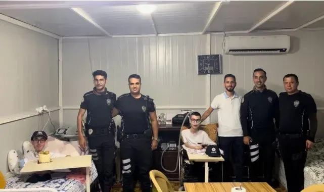 DMD hastası gencin doğum gününü kutlayan polisler gönülleri fethetti