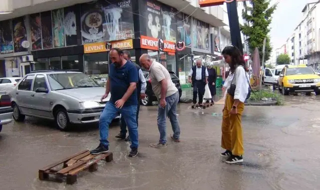 Kars'ta caddeler göle döndü