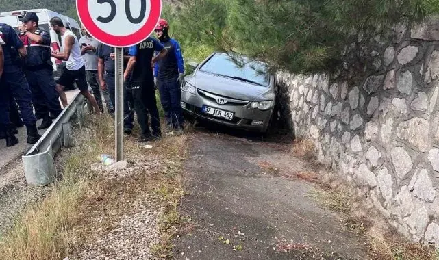 Duvara çarpan otomobildeki 3 kişi yaralandı