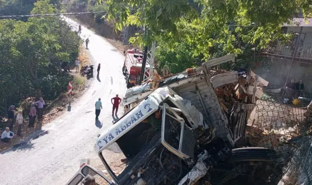 Kontrolden çıkan limon yüklü kamyon duvara çarptı: 1 yaralı