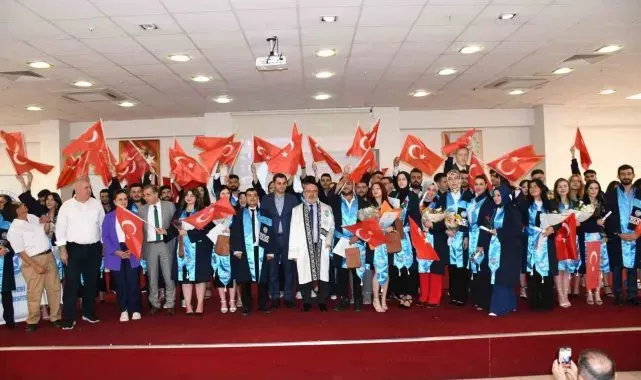 Tomarza Mustafa Akıncıoğlu Meslek Yüksekokulu'nda mezuniyet coşkusu