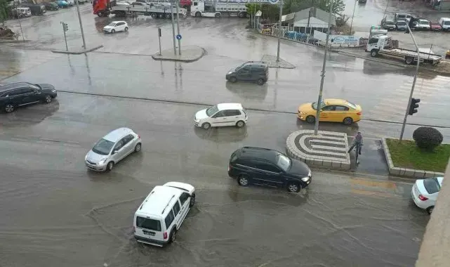 Kuvvetli sağanak yağış Bozüyük'te etkisini gösterdi