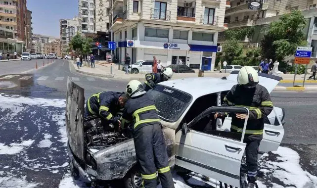 Mardin'de seyir halindeki otomobil yandı