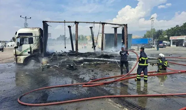 Amasya'da tır, akaryakıt istasyonunun önünde alev alev yandı