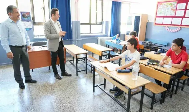 Müdür Çay, yaz kurslarında incelemelerde bulundu