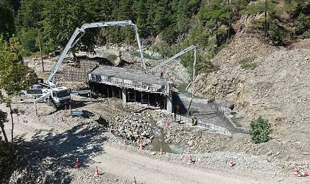 Andırın'da 53 yıllık köprünün yerine yeni köprü yapılıyor