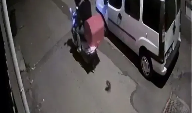 Park halindeki aracın aynasını kırdılar...O anlar kamerada