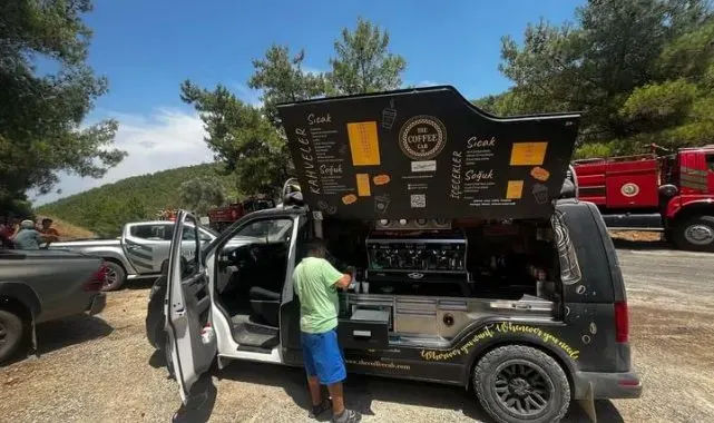 Bodrum'daki yangına müdahale eden ekibe soğuk kahve ikramı