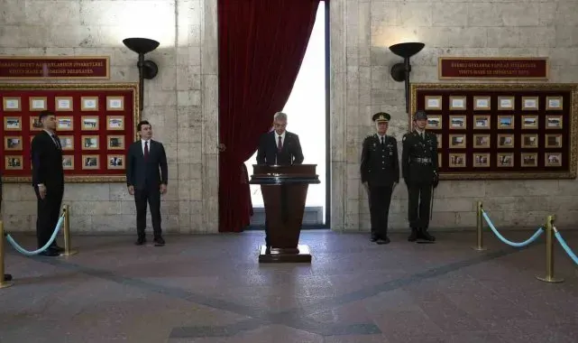 Sağlık Bakanı Memişoğlu'dan Anıtkabir'e ziyaret