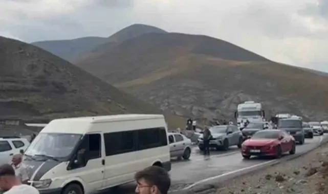Van-Hakkari karayolunda onlarca araç selde mahsur kaldı