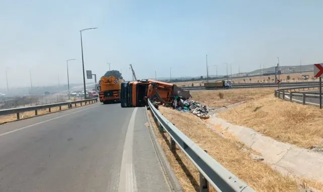 İzmir'de atık taşıyan çekici devrildi: 1 yaralı