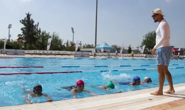 Mersin'de yüzme kursları sürüyor