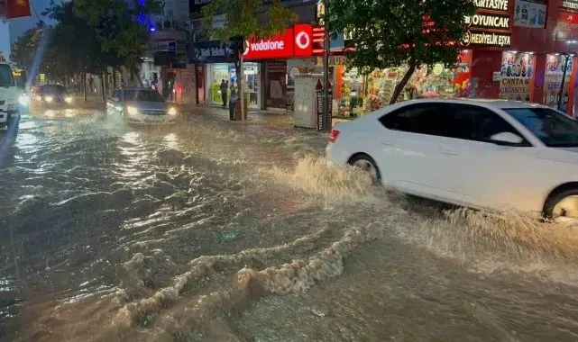 Elazığ'da sağanak etkili oldu, yollar göle döndü