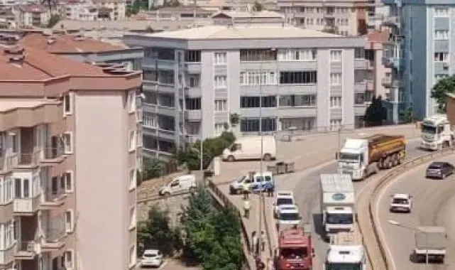 Bursa'da virajı alamayan araç site bahçesine uçtu : 3 yaralı