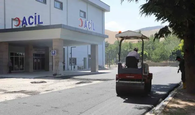 Yahyalı Belediyesi devlet hastanesi acil girişinde asfaltlama yaptı