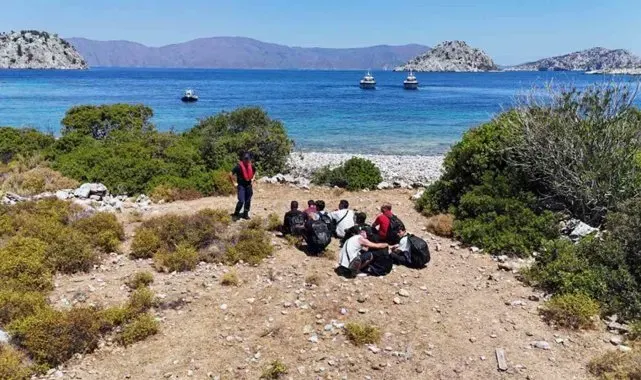 Bozburun'da karada 16 düzensiz göçmen yakalandı