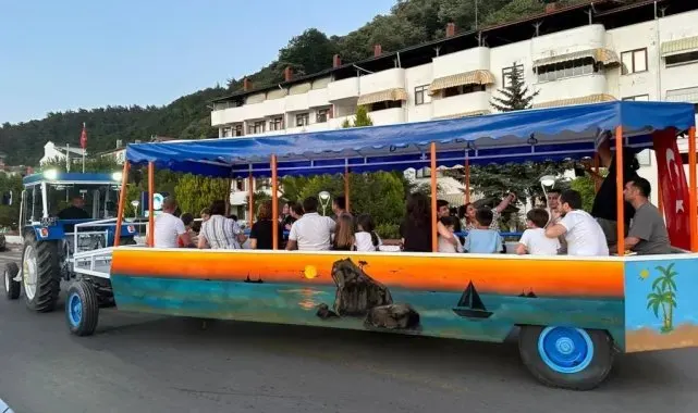 Turistlere traktör römorkunda sahil turu