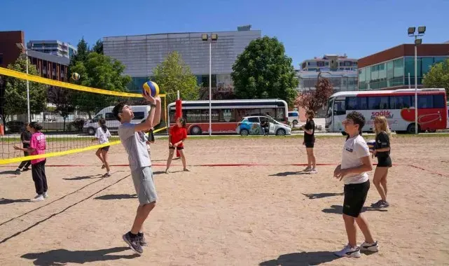 plaj voleybolu kursu yoğun katılımla başladı