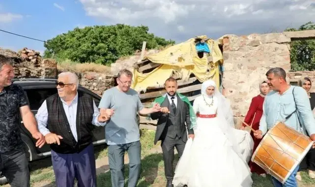 Vali Polat düğünde halay çekti