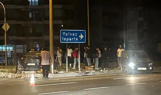 Isparta'da kavşakta iki otomobil çarpıştı: 3 yaralı