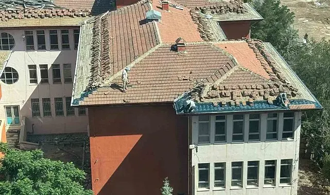 Diyarbakır'da işçiler, güvenlik önlemi almadan çatıyı tamir etti
