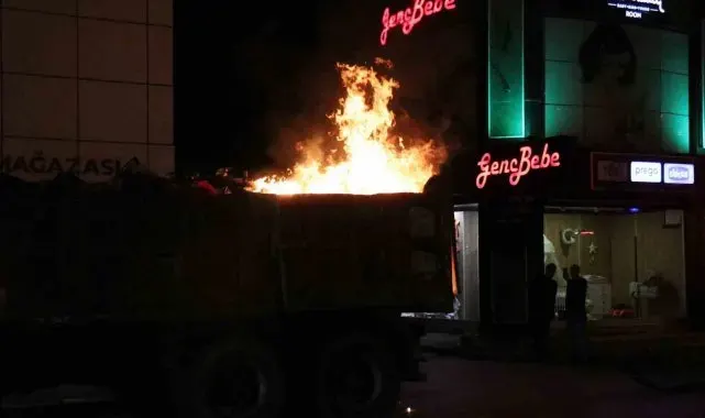 Kamyonun kasasındaki pazar çöpleri cadde ortasında alev aldı