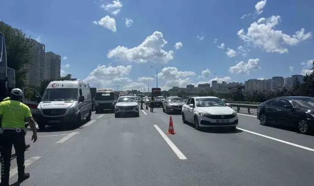 TEM otoyolunda tur otobüsü kamyona çarptı: 2'si çocuk 8 yaralı