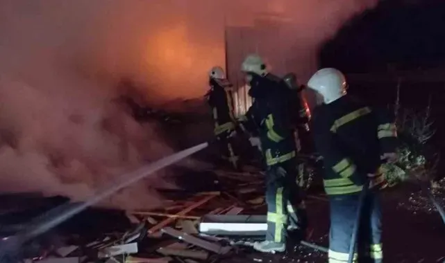 Marangoz dükkanı alevlere teslim oldu