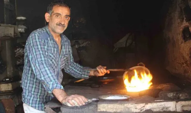 40 dereceyi bulan sıcakta mesaiye devam eden kalaycı, alev başında çalışacak çırak bulamıyor