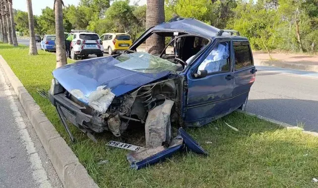 Palmiyeye çarpan araç sürücüsü hayatını kaybetti