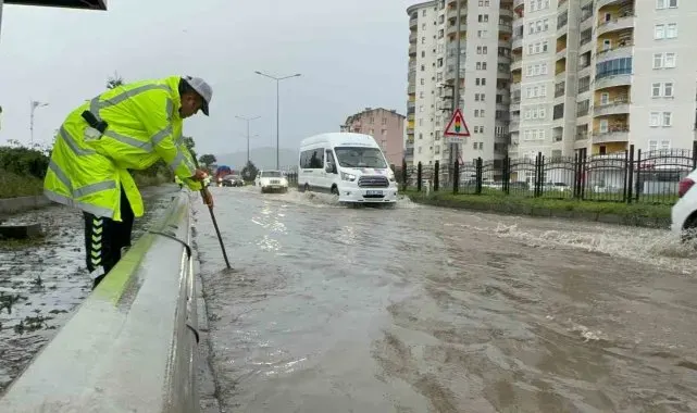 Rize'de sağanak yağmur sonrası cadde ve sokaklar göle döndü