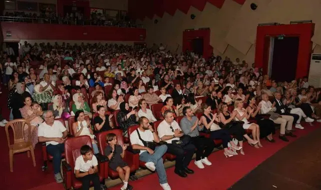 Osmangazi'de genç tiyatroculardan muhteşem sahne