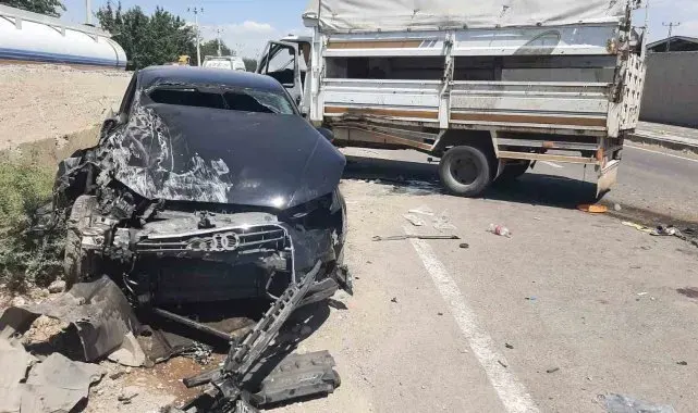 Diyarbakır'da otomobil ile kamyonet çarpıştı: 5 yaralı