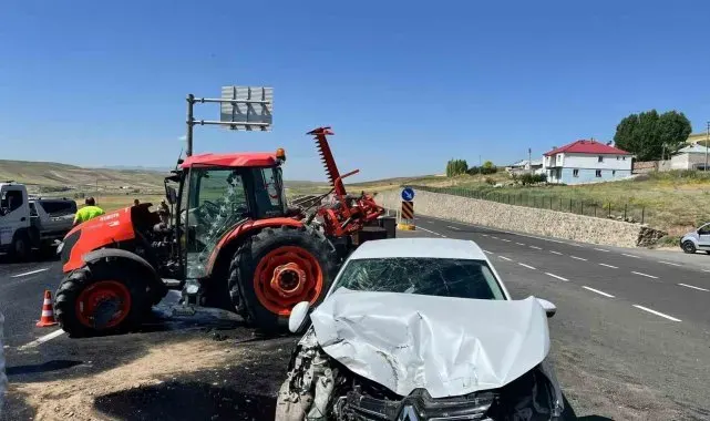 Ağrı'da yola atlayan traktör kazaya neden oldu