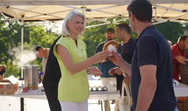 Mesaisine işçilere simit ikram ederek başladı