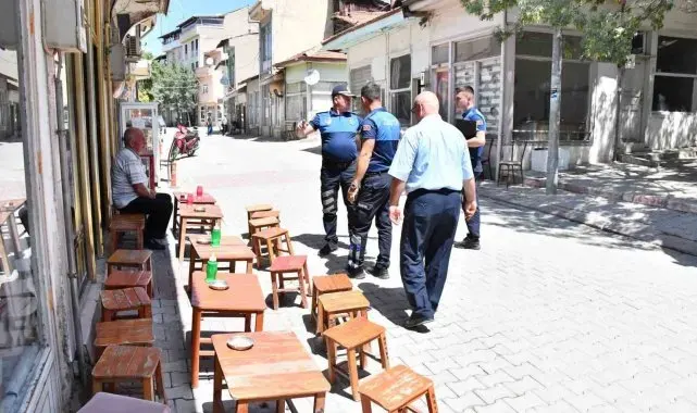 Emet Belediye zabıtasından kaldırım işgaline yönelik denetim