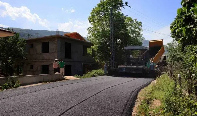 Ordu'nun kırsal yol ağında sıcak asfalt çalışmaları sürüyor