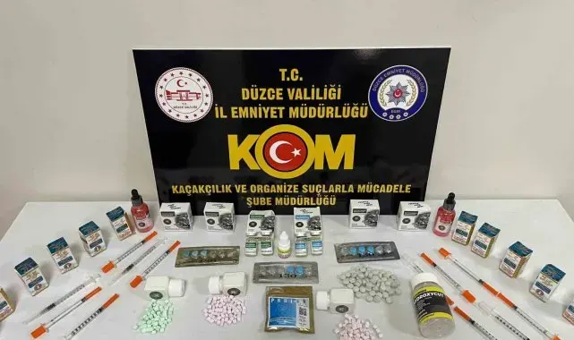 Cinsel içerikli ilaçlar polis baskınında ele geçirildi: 2 gözaltı