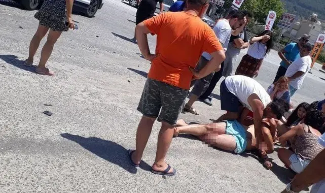 Kuşadası'nda motosiklet otomobile çarptı: 2 yaralı